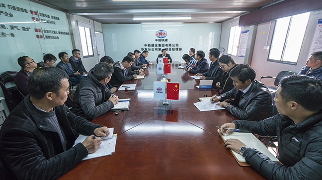 2：图为戴董事长在先锋国际广场三期指挥部召开安全会议.jpg