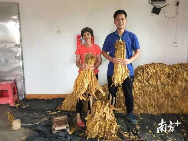 扶贫一线燃烧青春，，，，，，，“90后”第一书记为贫困村打造“不走”的事情队