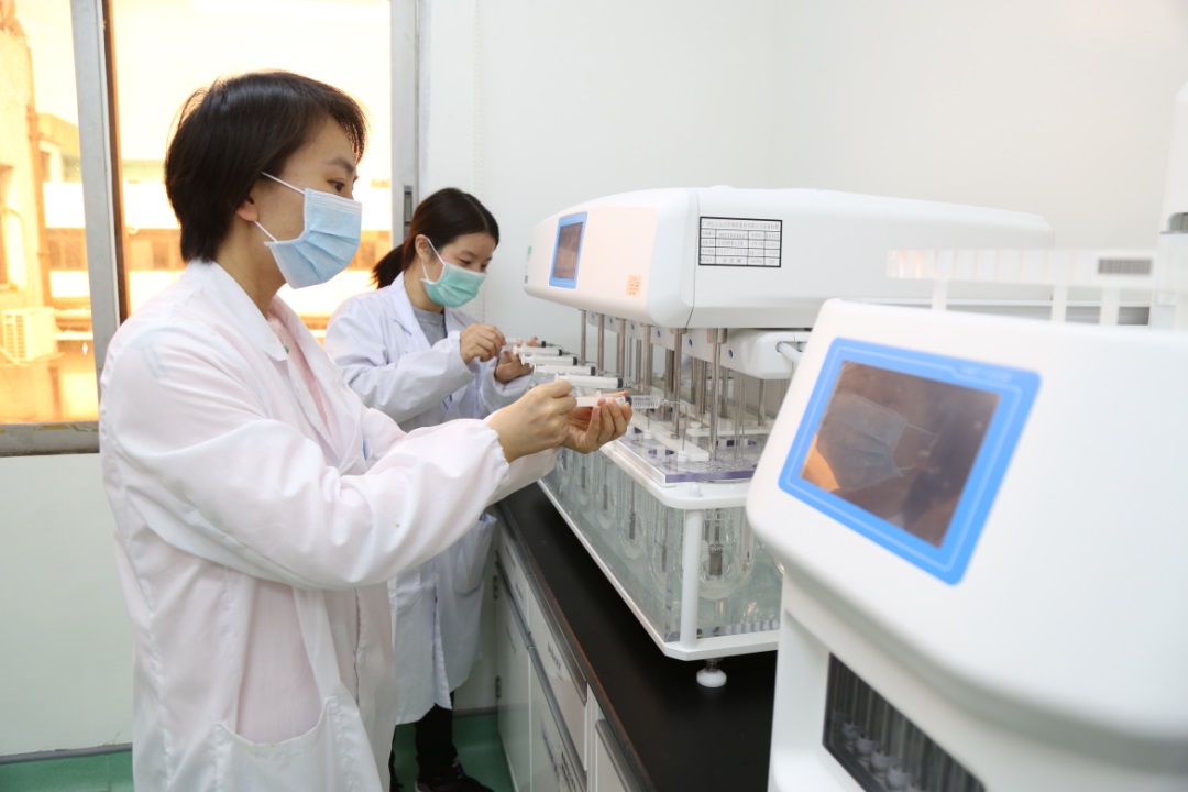 办公桌上的一瓶盐 ——可考究也可以迁就的PP电子5金狮研发人董穗娟