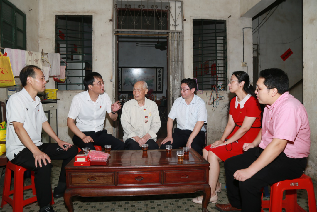 致敬模范，，，眷注入心！ ——白云山PP电子5金狮“七一”前夕走访慰问老劳模陈雨池同志