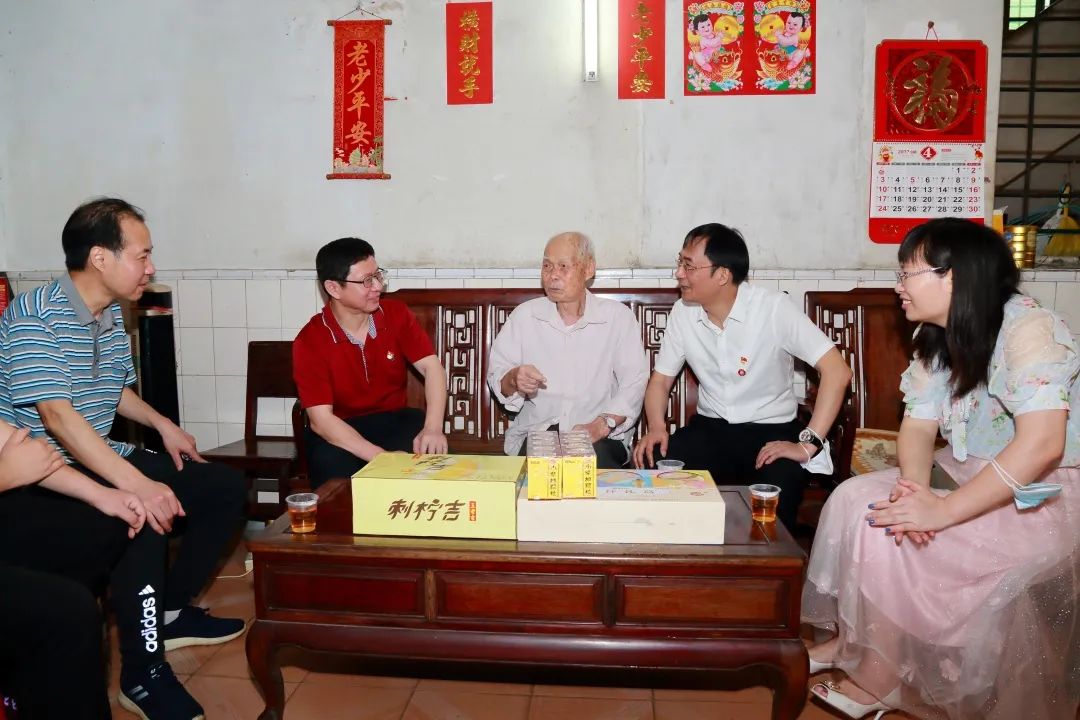 强国再起有我 传承劳模精神——白云山PP电子5金狮公司向导“五一”前夕走访慰问劳动模范和下层一线员工