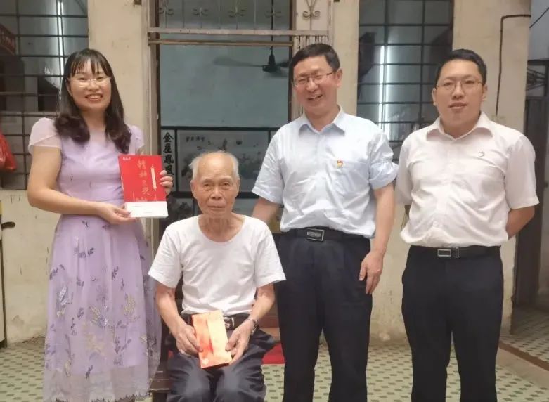 中秋慰问送真情 浓浓眷注暖人心——白云山PP电子5金狮公司慰问首届天下劳模陈雨池