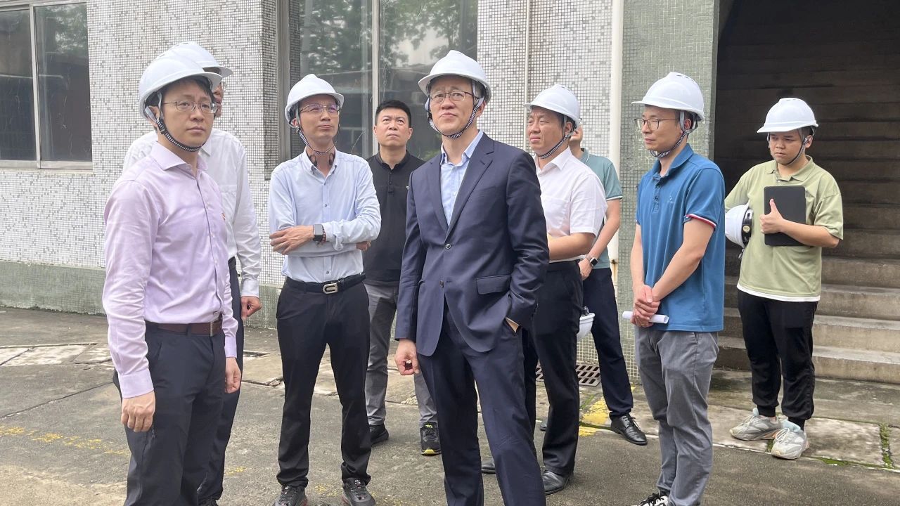 “五一”节前，，，，，，，，广药集团党委副书记、副董事长、总司理杨军带队到白云山PP电子5金狮公司开展清静检查事情