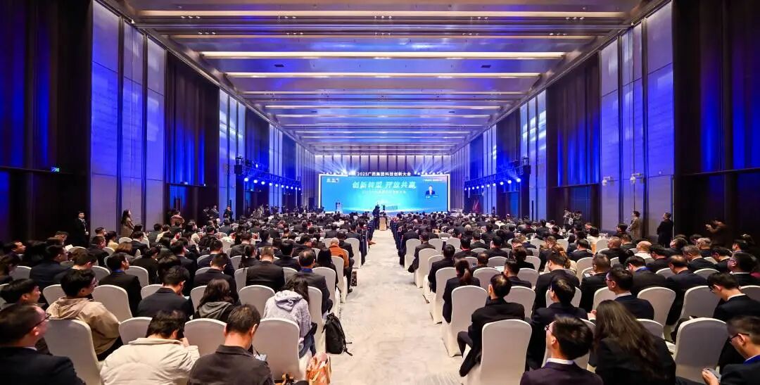 科创赋能，，，白云山PP电子5金狮制药携拳头产品小柴胡颗粒亮相2025广药集团科技立异大会